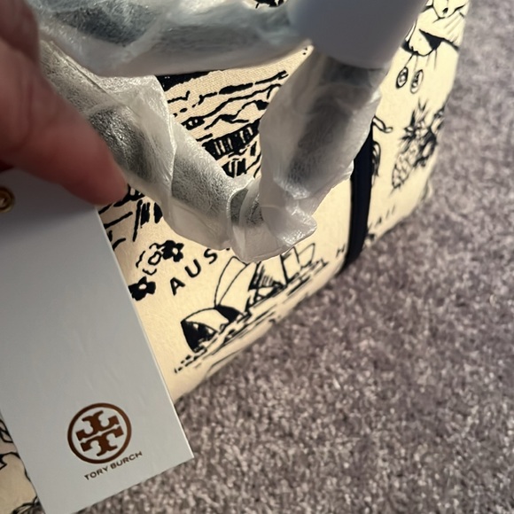 Tory Burch Perry printed Canvas triple compartment tote. - Picture 6 of 7